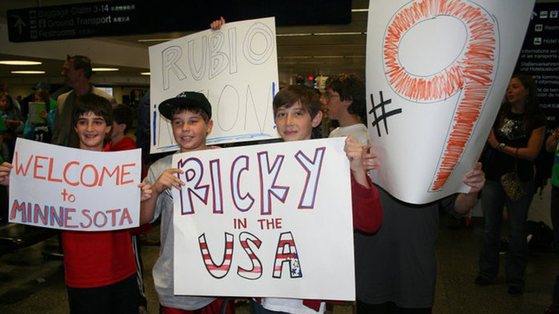 Illustration for article titled A Lot Of Surprisingly Hopeful And/Or Bored Timberwolves Fans Greeted Ricky Rubio When His Plane Landed